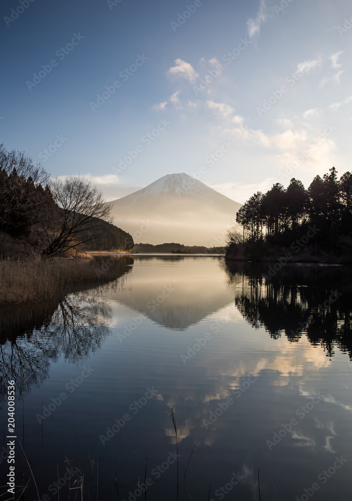 富士山和谷美湖在冬季有美丽的日出。谷美湖是莫附近的一个湖