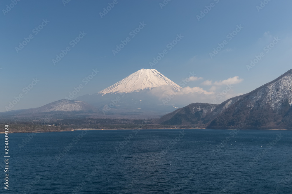 春天的富士山和Motosu湖。