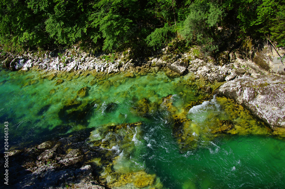 河水清澈