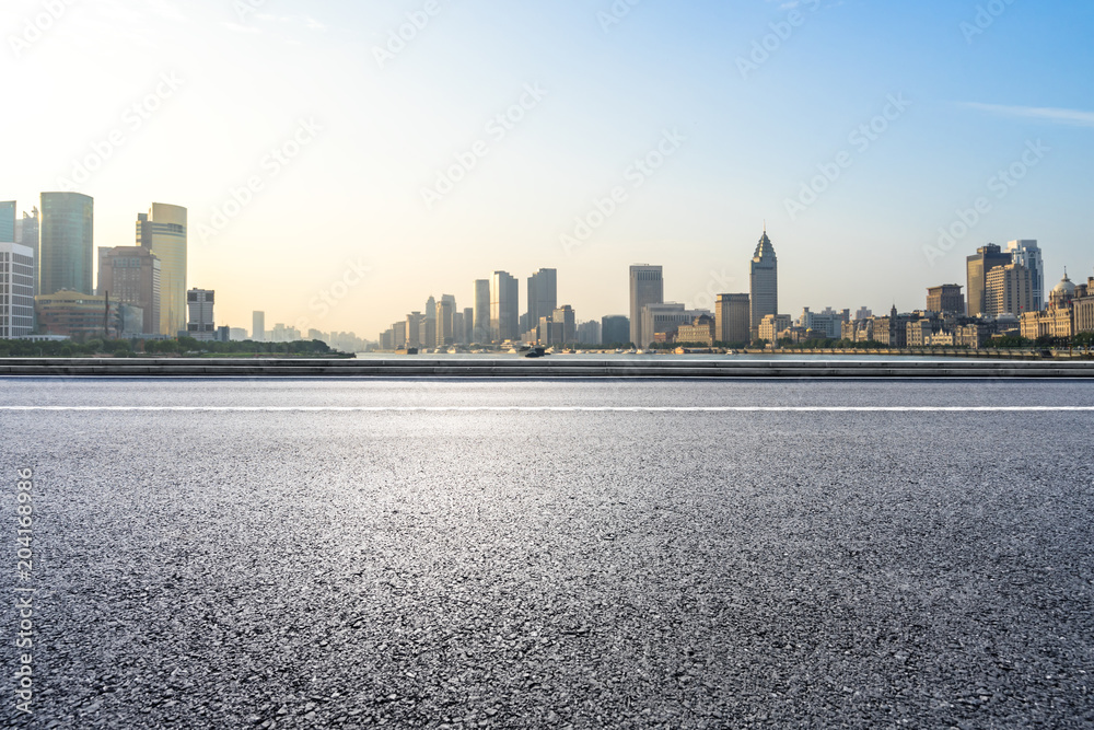 城市天际线的空旷道路