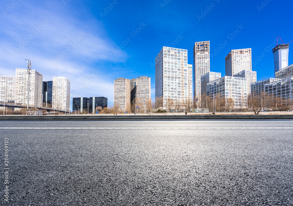 城市天际线空旷的道路