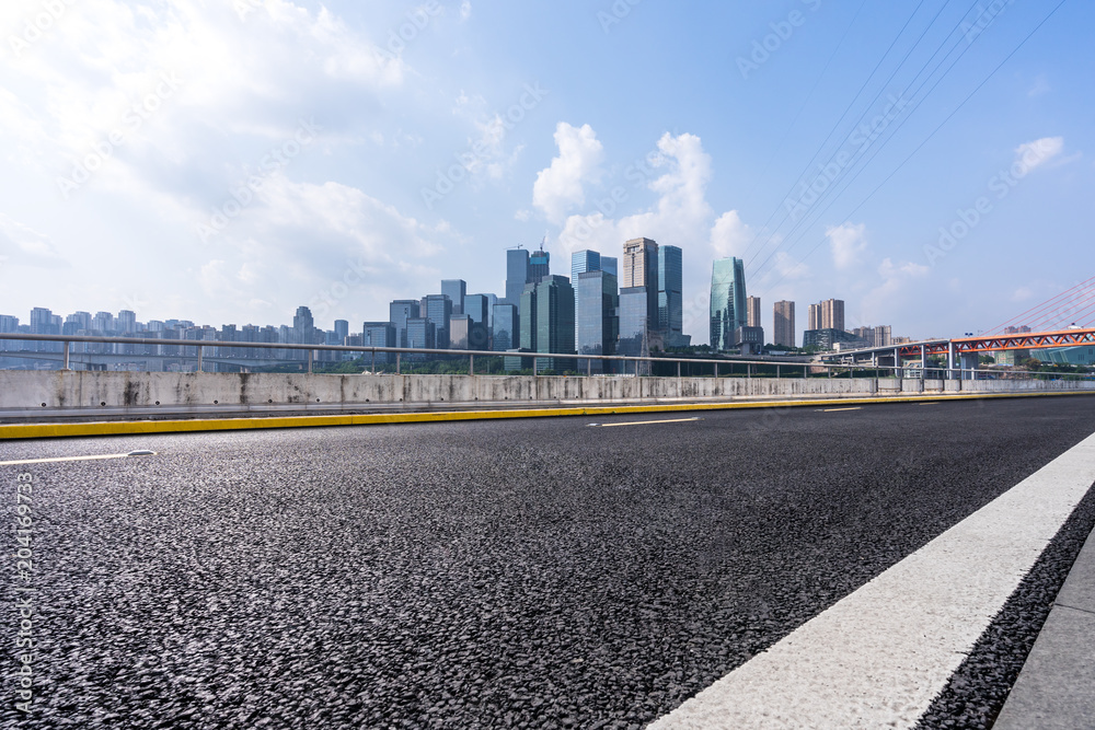 空荡荡的aspahalt路，有现代化的建筑