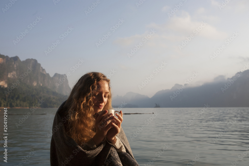 在清晨的阳光下温暖的女人