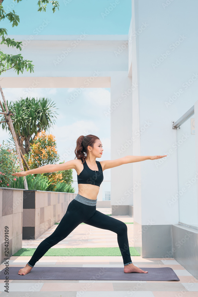 穿着运动服在户外运动的亚洲年轻女性