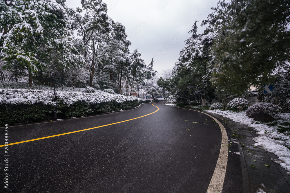 冬季道路积雪