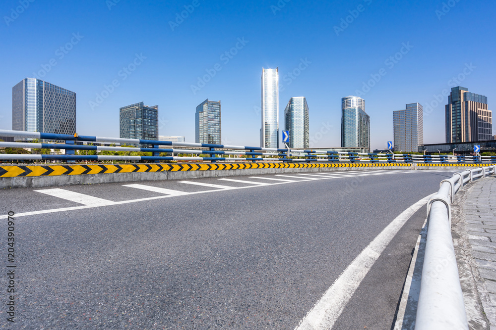 城市天际线全景沥青路