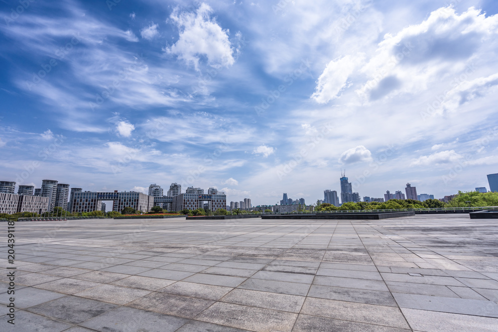 拥有全景城市景观的空楼层