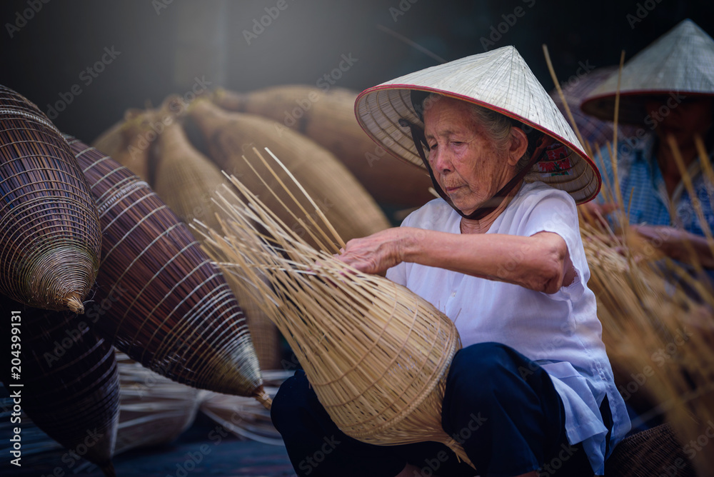 越南Thu Sy村，越南渔民正在为捕鱼设备测量篮子。