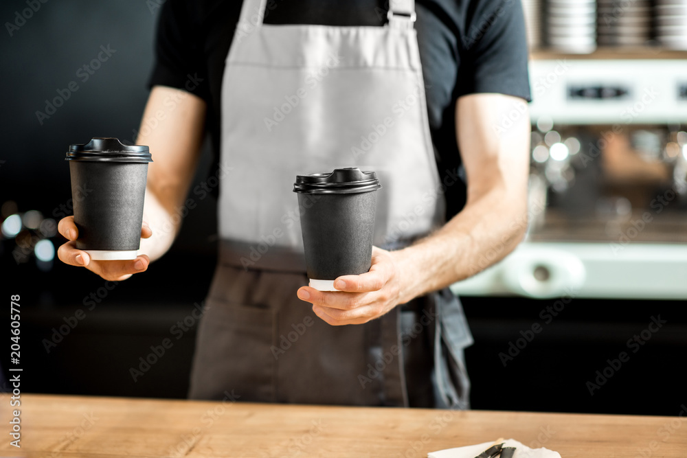 咖啡师在室内拿着咖啡杯