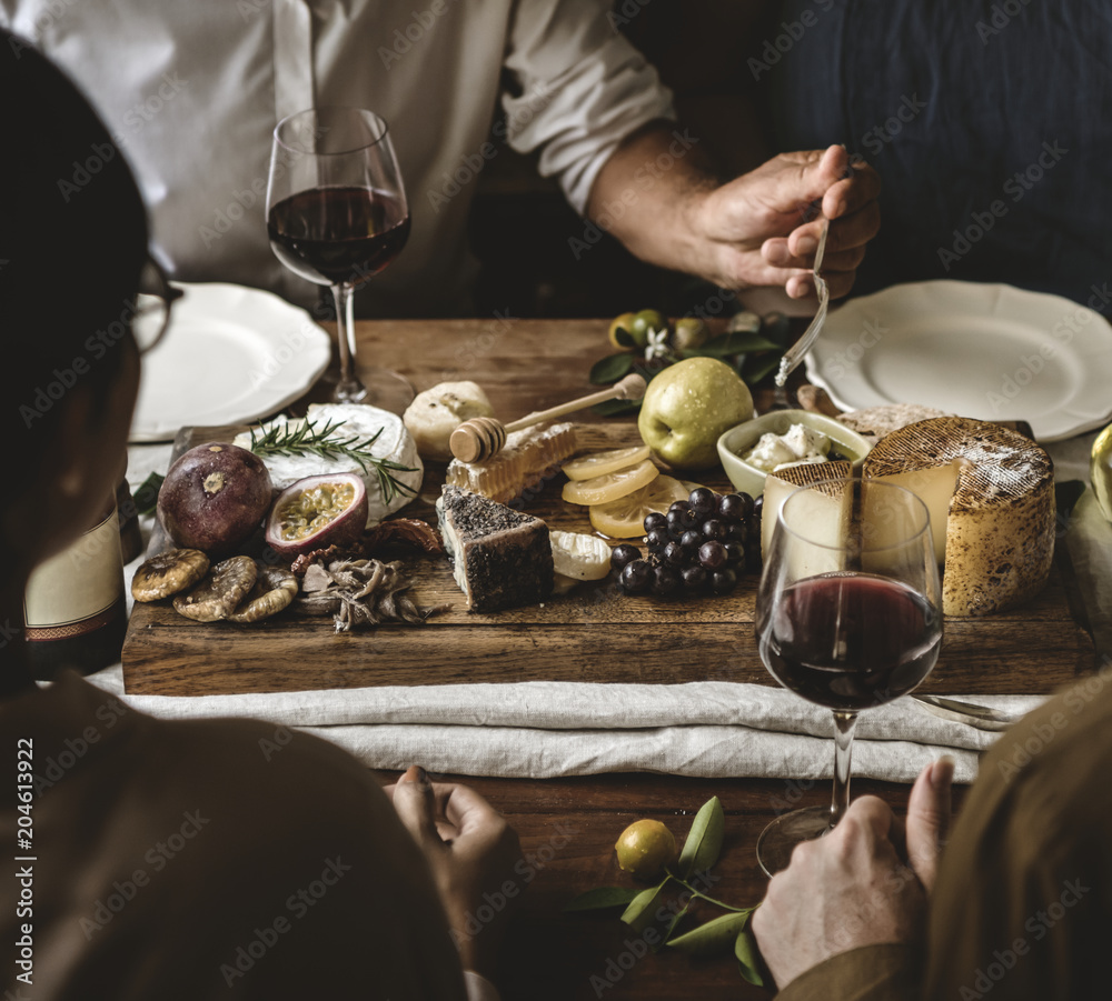 人们正在享受奶酪拼盘美食摄影食谱创意