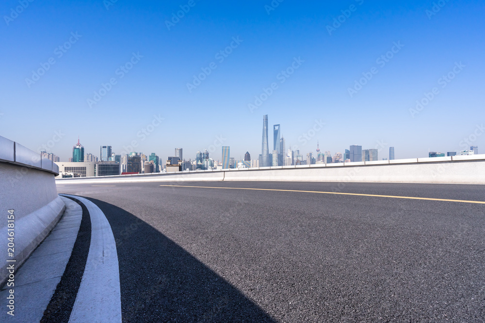 城市天际线的空柏油路