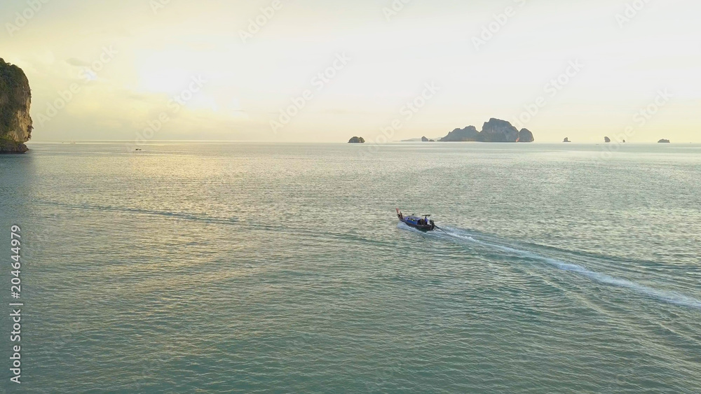 空中飞行：沿着木制旅游船飞行，远离异国情调的沙质海岸。