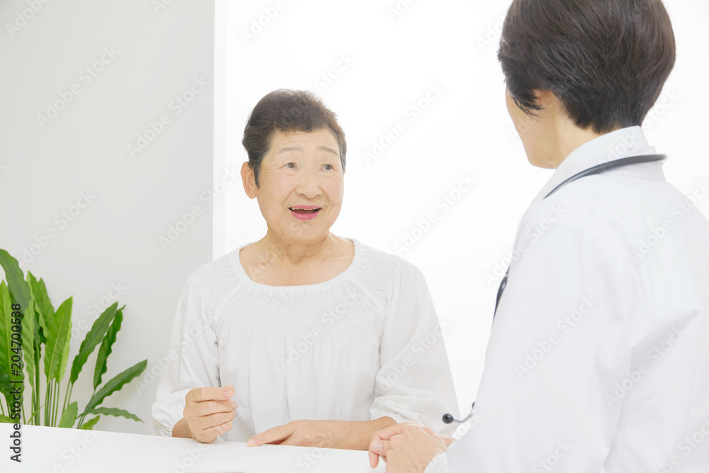 女性　お年寄り　医療