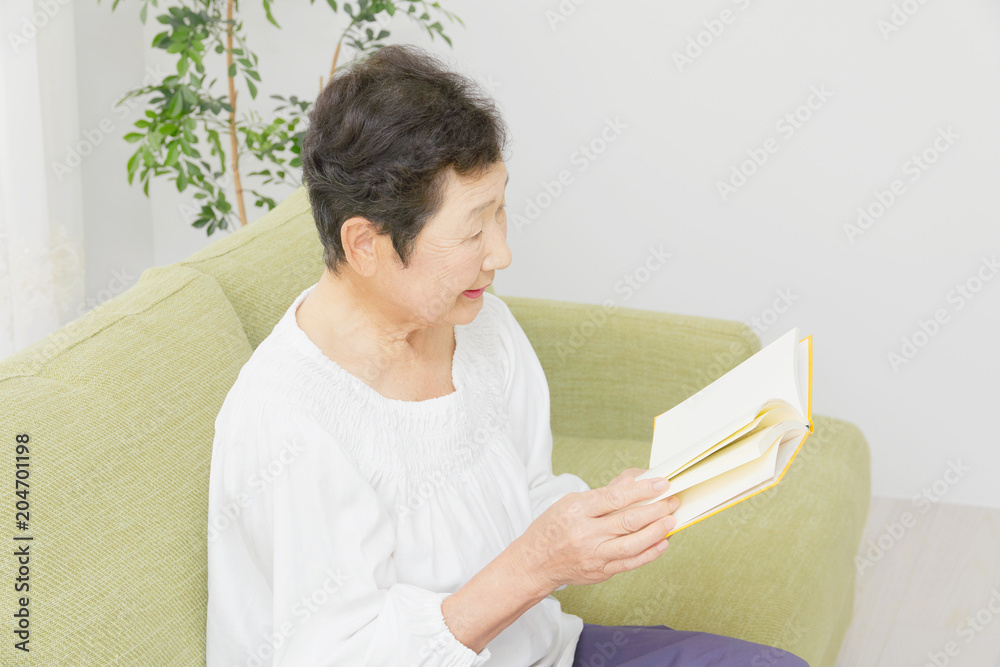 高齢者　女性　読書