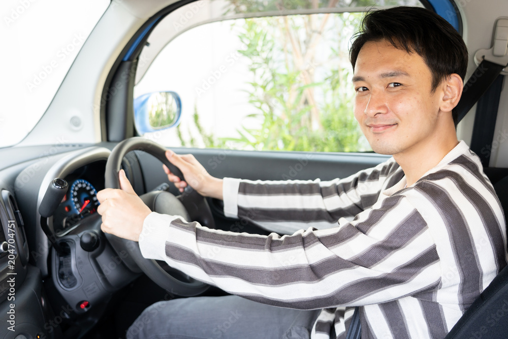 車を運転する男性