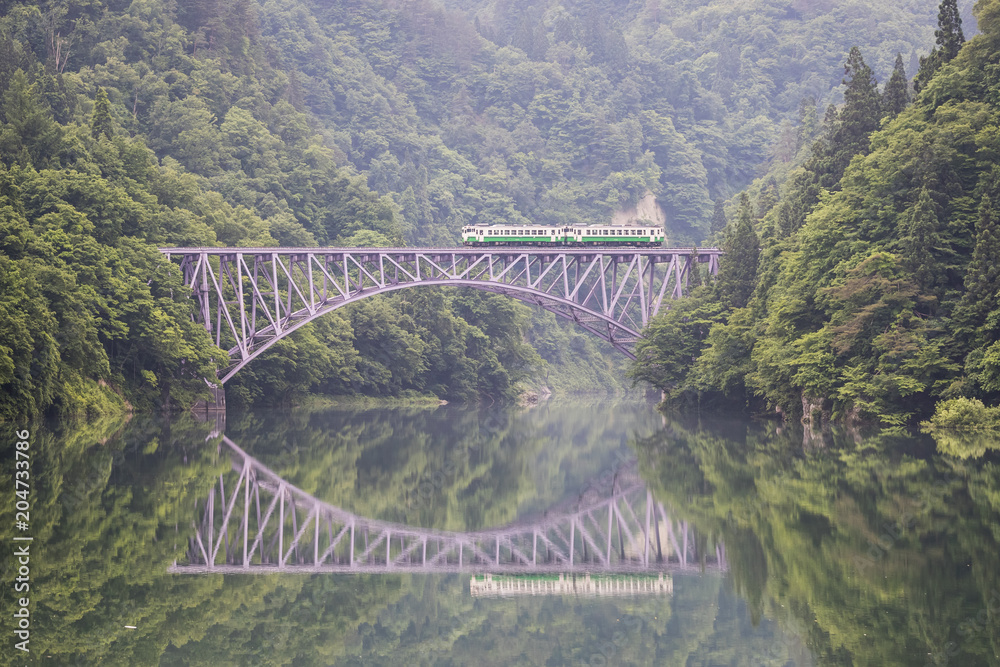 福岛县夏季的忠美铁路线和忠美河。