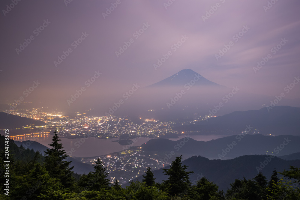 富士山和河口湖夜晚