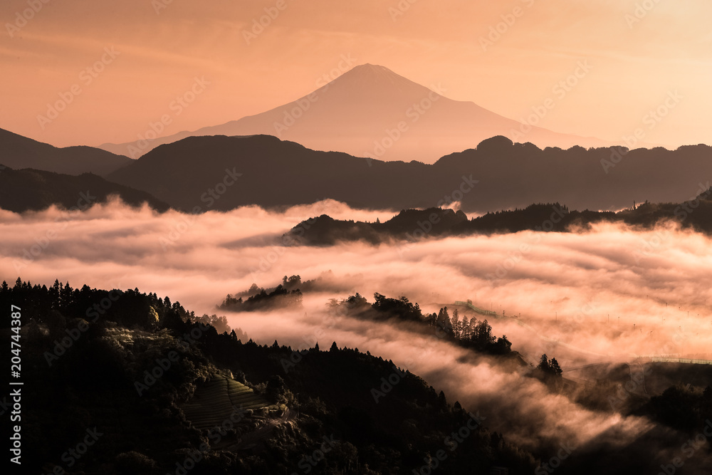 清晨的富士山，薄雾笼罩