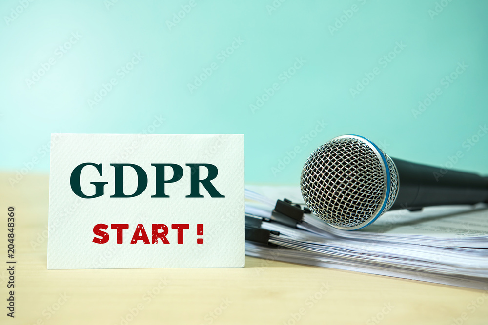 带有GDPR START文本的纸上文件上的特写麦克风，为准备i宣布的概念