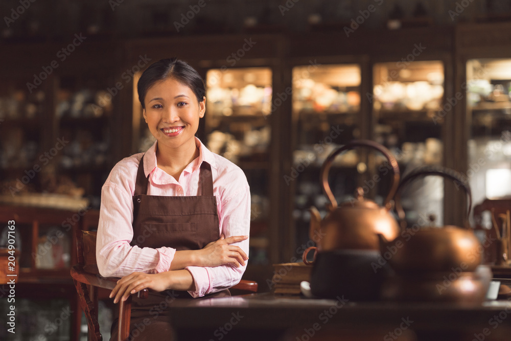 茶室里的微笑女孩