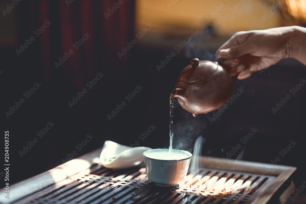 茶师在阳光下倒茶