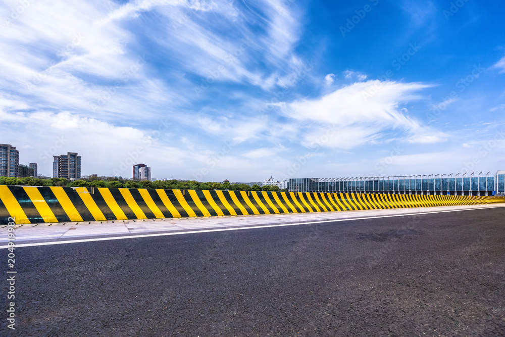 有现代化办公楼的空路