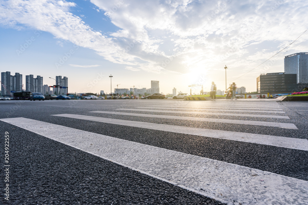 有现代化办公楼的空路