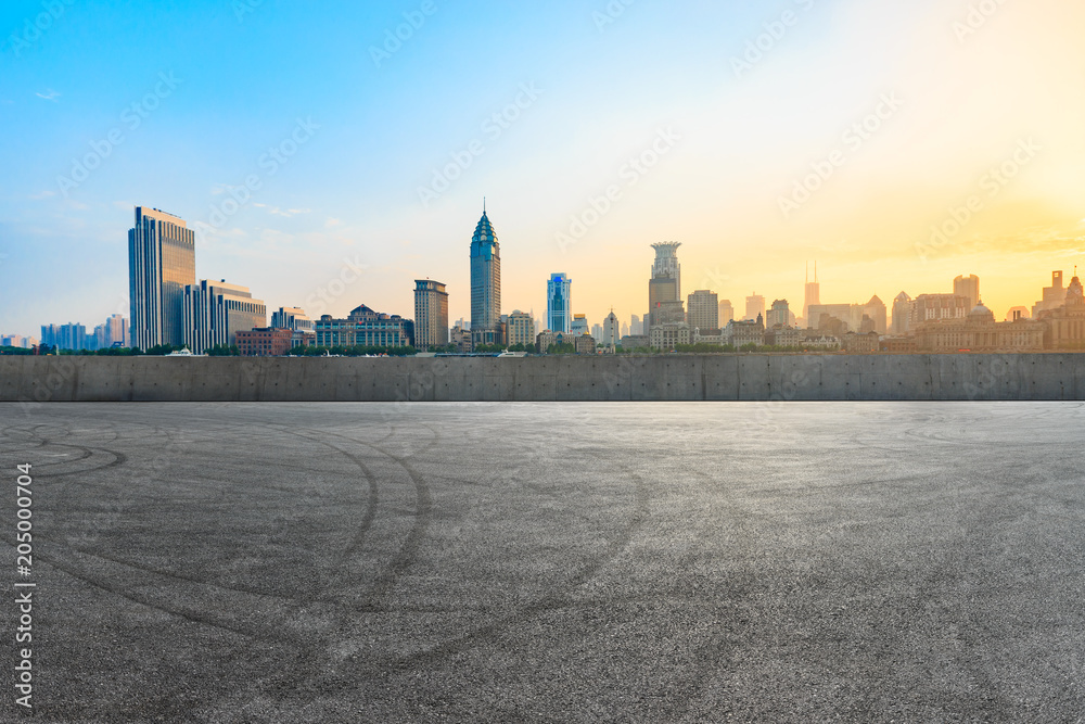 上海日落时分空旷的柏油路和历史建筑场景