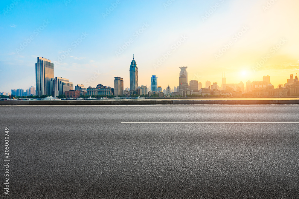 上海日落时分空旷的柏油路和历史建筑场景