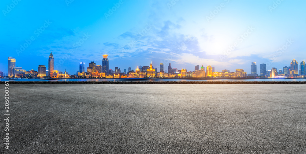 上海日落时分空旷的柏油路和历史建筑全景