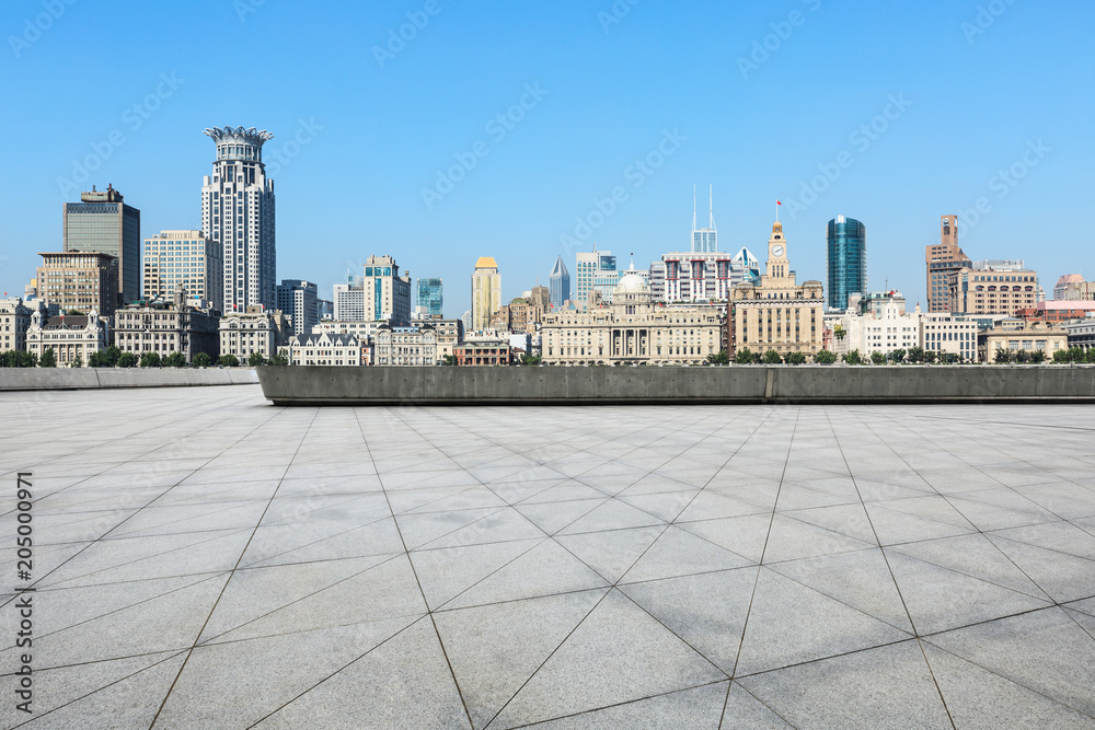 上海历史建筑和黄浦江上的空广场