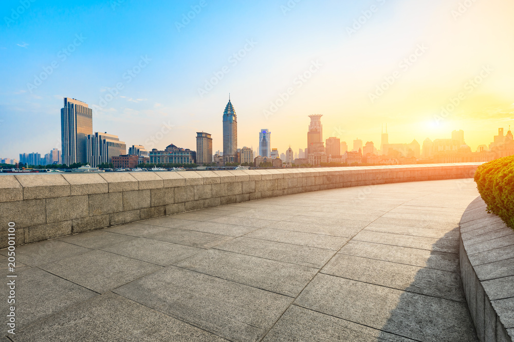 黄浦江上日落的上海历史建筑和空荡荡的广场层