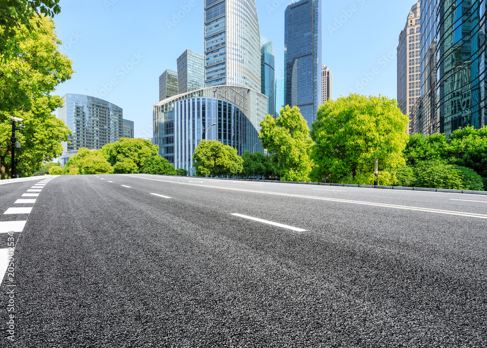 上海空旷的柏油路与现代商业写字楼