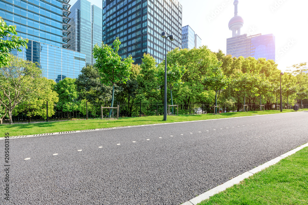 上海空旷的柏油路和现代商业办公楼