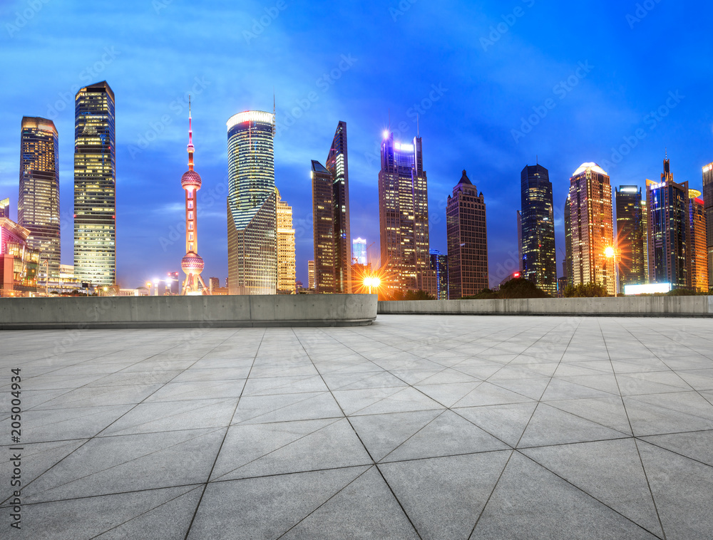 上海夜晚空旷的广场和城市天际线场景