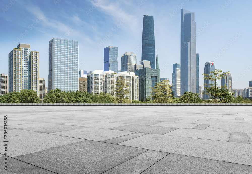 广州城市综合体空置方形地砖的前景。