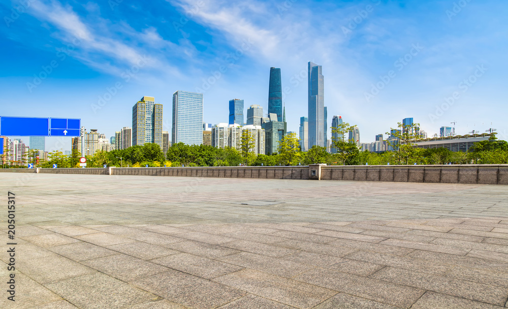 广州城市综合体空置方形地砖的前景。