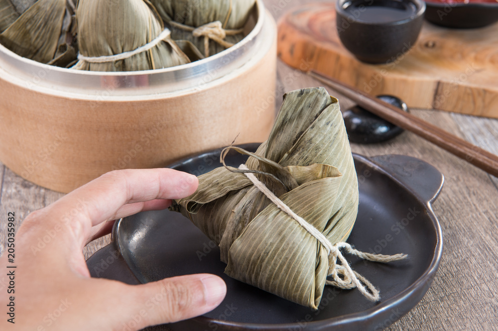 端午节，一个男人要吃粽子，这是亚洲的传统食物