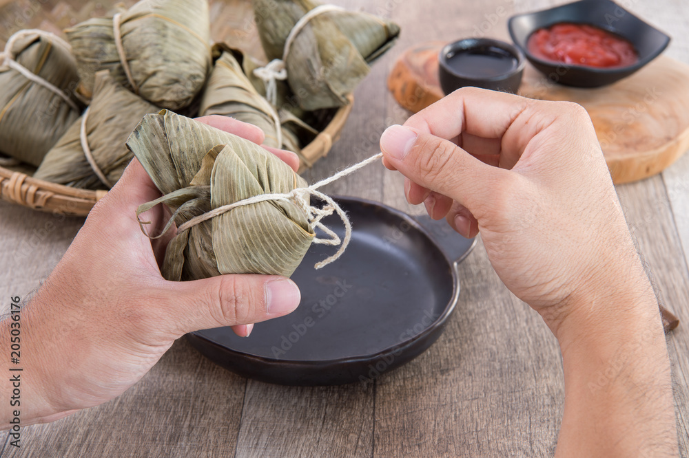 端午节，一个男人要吃粽子，这是亚洲的传统食物