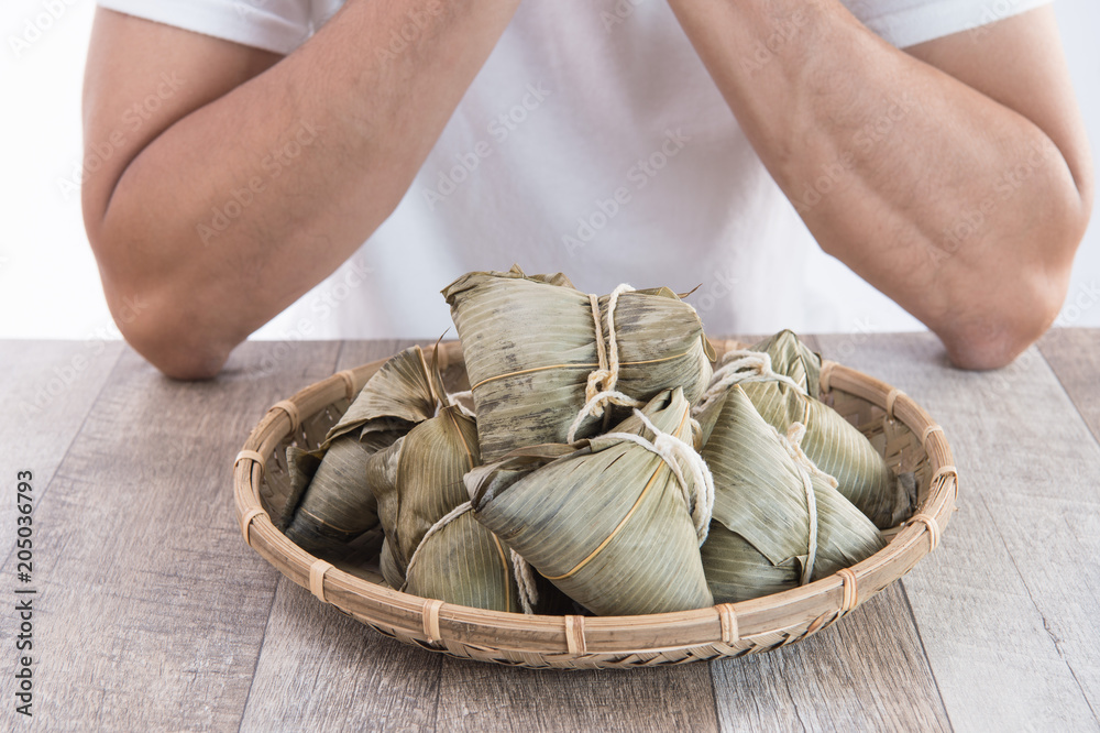 端午节，一个男人要吃粽子，这是亚洲的传统食物