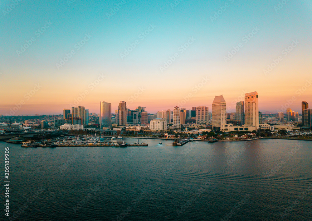 圣地亚哥海湾地区高楼大厦和海洋的城市景观