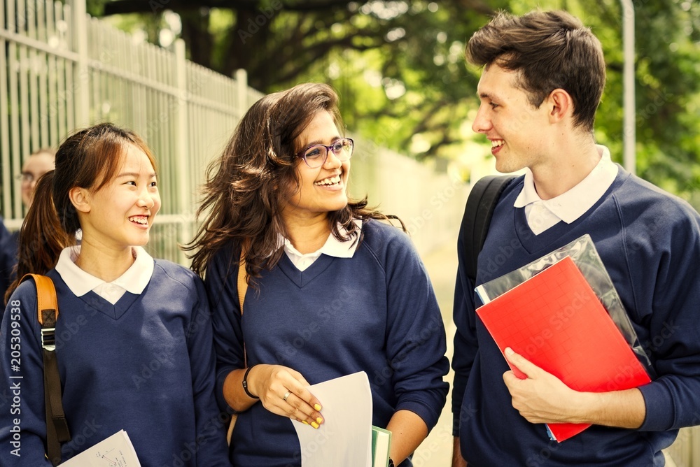 学生在放学回家的路上