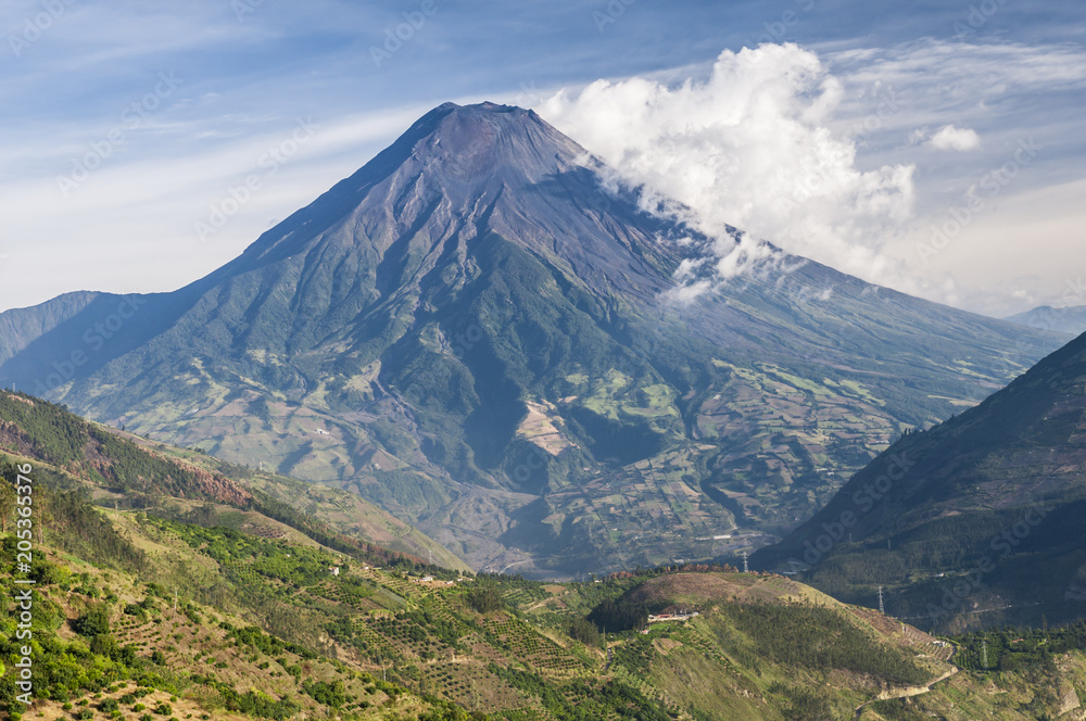 厄瓜多尔通古拉瓦火山/厄瓜多尔巴诺斯镇附近安第斯山脉的通古拉瓦。