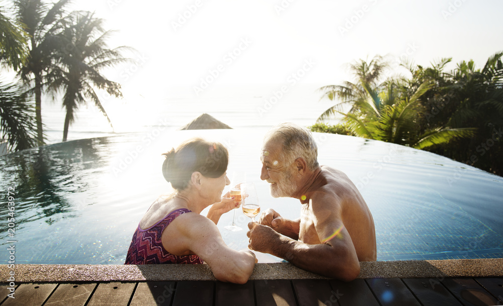 一对享受夏日时光的蜜月情侣