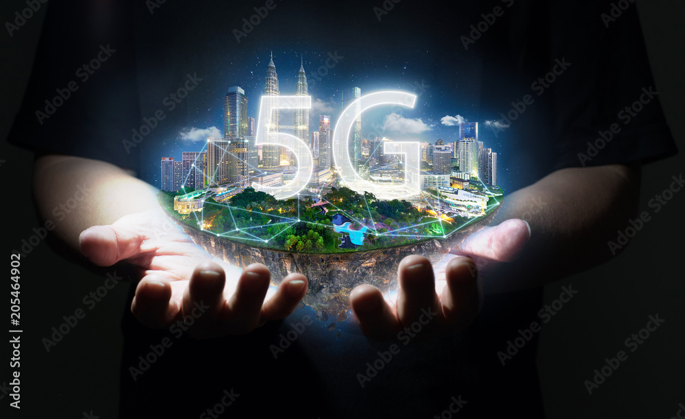 未知的手持幻想岛漂浮在空中，拥有5G网络无线系统，Smart cit