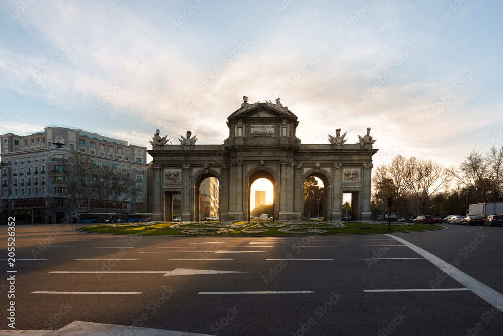 阿尔卡拉门（Puerta de Alcala）是西班牙马德里市的一扇古老的马德里门。它是入口