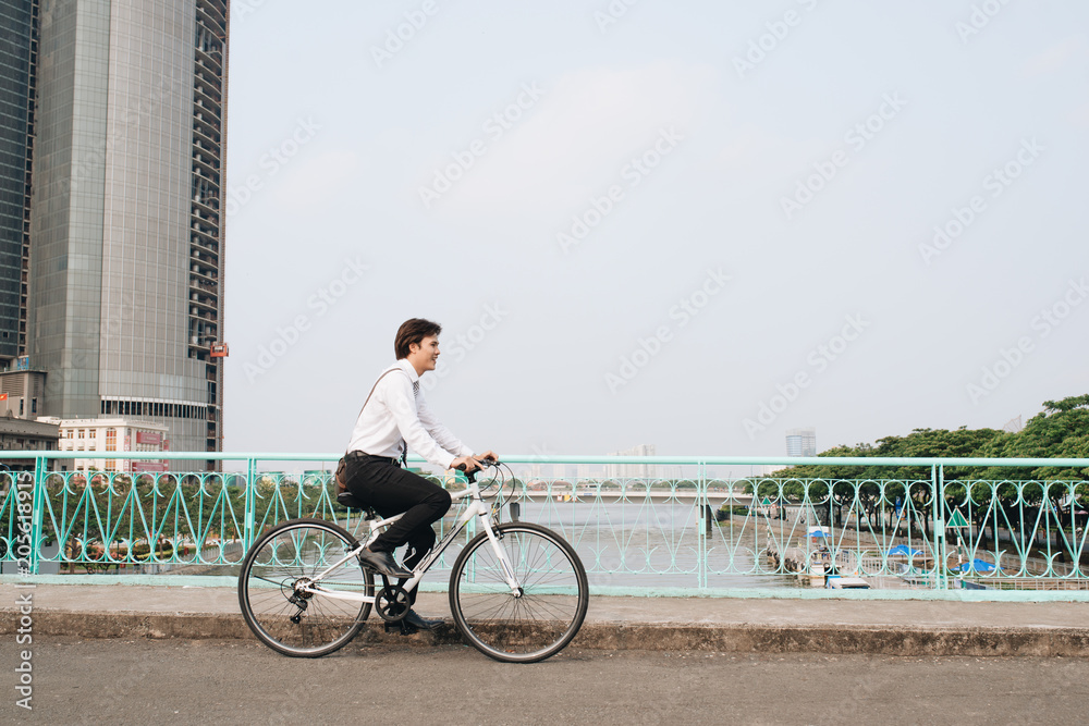 亚洲男子疯狂骑自行车在城市通勤，速度和时尚的交通