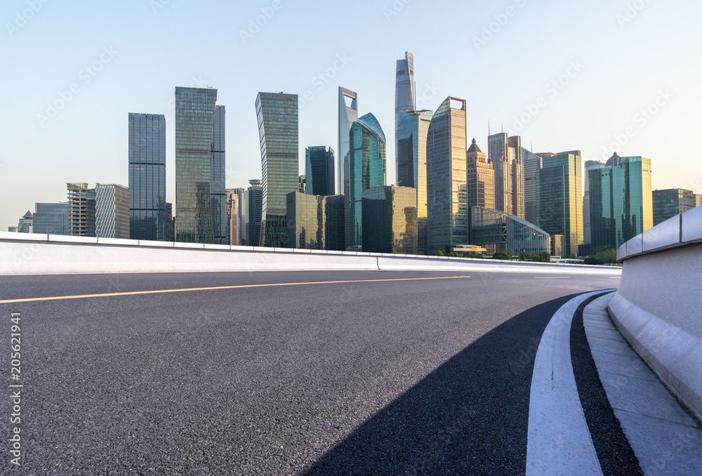 城市天际线的空旷道路