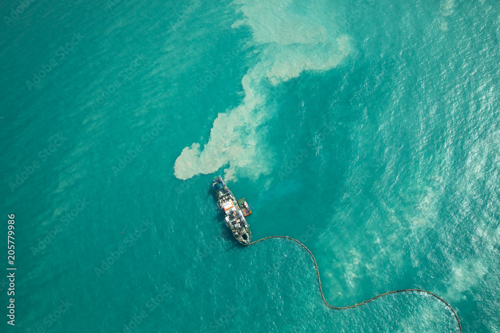 在浑浊的水中进行船舶疏浚。