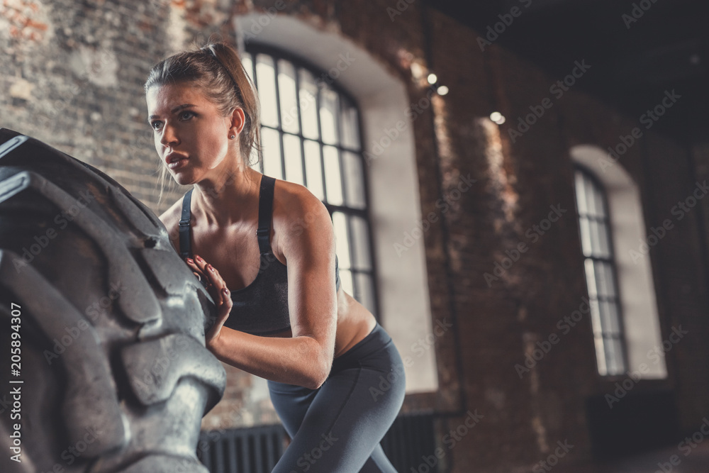 阁楼上带轮子的年轻运动女性